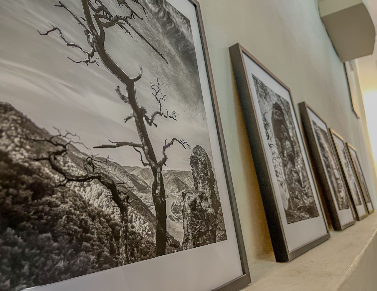 Zahlreiche Exponate der Sonderausstellung "Wächter der Wachau" im Schifffahrtsmuseum Spitz an der Donau 2025